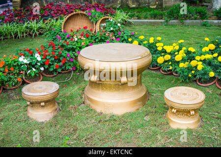 Materiale di tamburi di bronzo su erba in vietnames Foto Stock