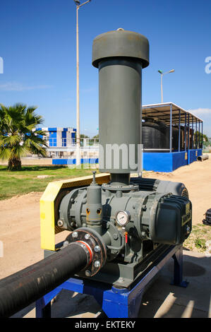 Pompe acqua alla rete fognaria impianto di trattamento. L'acqua trattata viene poi usato per irrigazione e uso agricolo. Fotografato Foto Stock