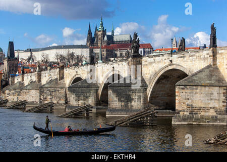 Ponte Carlo di Praga, gondola veneziana sul fiume Moldava Ponte di Praga Repubblica Ceca Foto Stock