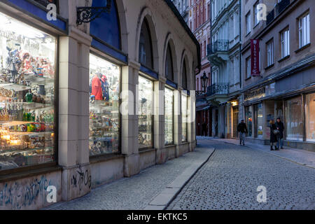 Strada della città Vecchia Shopping Praga via Havelska serata al tramonto strada acciottolata luogo storico negozi del centro città Windows Twilight Praga Repubblica Ceca Foto Stock