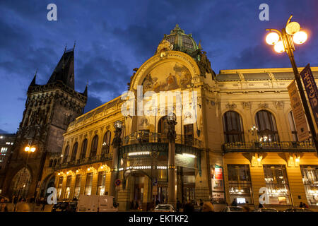 La polvere di Torre di Porta Prasna Brana e la Casa municipale di Praga Repubblica Ceca Foto Stock