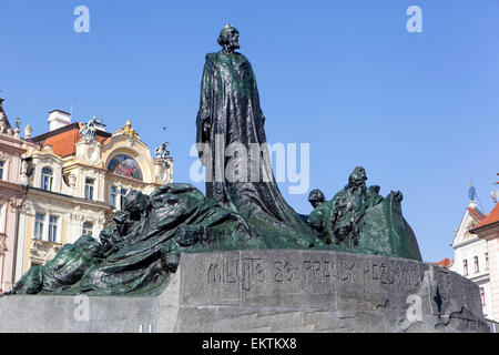 Statua commemorativa di Jan Hus in Piazza della città Vecchia, Praga John Huss Foto Stock