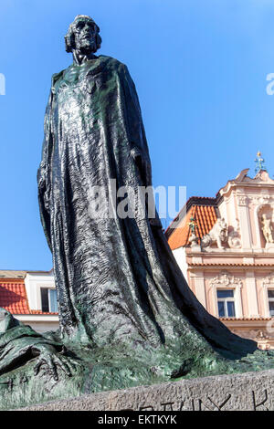 Praga John Huss, statua di Jan Hus sulla Piazza della Città Vecchia, scultura Praga Hus Repubblica Ceca Foto Stock