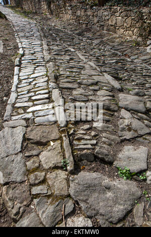 Strada acciottolata strada va alla Cattedrale Kutna Hora, Repubblica Ceca Old strada acciottolata Europa Foto Stock