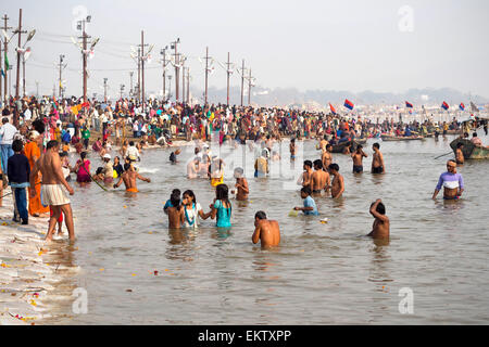 Pellegrini indù la balneazione in Triveni Sangam, l'intersezione di Yamuna e fiumi Gange, a Kumbh Mela in Allahabad, India. Foto Stock