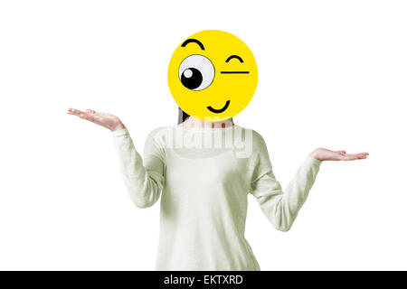 Giovane donna con un Winking Emoticon nella faccia anteriore del suo viso Foto Stock