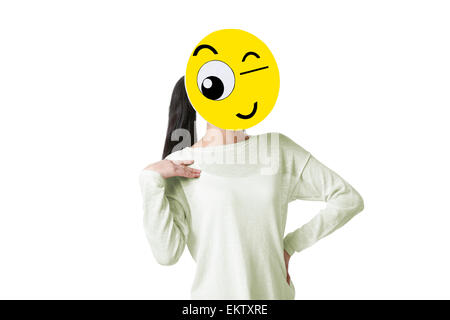 Giovane donna con un Winking Emoticon nella faccia anteriore del suo viso Foto Stock