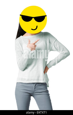 Giovane donna con un fresco emoticon nella faccia anteriore del suo viso Foto Stock