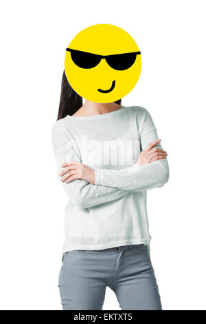 Giovane donna con un fresco emoticon nella faccia anteriore del suo viso Foto Stock