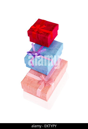 3 scatole regalo avvolto in rosa rosso e blu la carta di avvolgimento su sfondo bianco Foto Stock