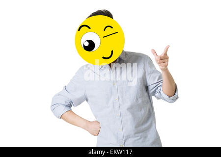 Giovane con un Winking Emoticon nella faccia anteriore del suo volto Foto Stock