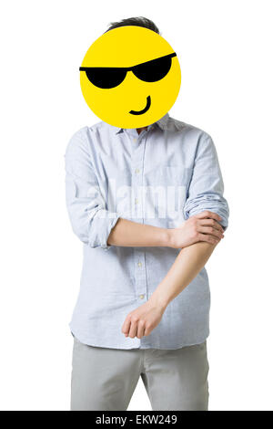 Giovane con un fresco emoticon nella faccia anteriore del suo volto Foto Stock