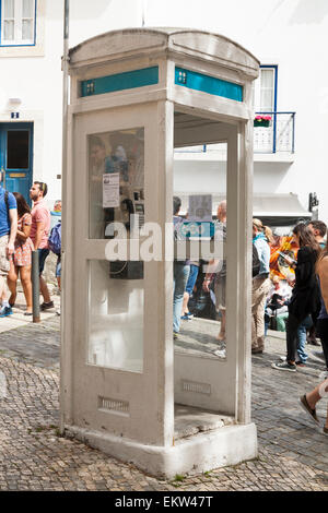 Raro, vecchio e vintage ' K3 ' numero di telefono caselle casella stand kiosk K 3 nel vicino al castello di Lisbona. Il Portogallo. Foto Stock