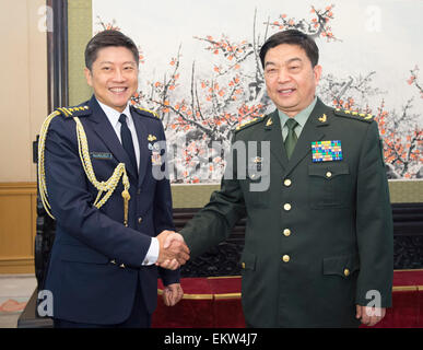 Pechino, Cina. Xiv Apr, 2015. Cinese il consigliere di Stato e ministro della Difesa Chang Wanquan (R) soddisfa con Ng Chee Meng, Singapore è capo della forza di difesa, a Pechino, capitale della Cina, 14 aprile 2015. Credito: Wang Ye/Xinhua/Alamy Live News Foto Stock