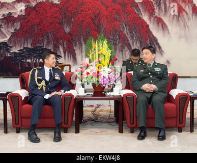 Pechino, Cina. Xiv Apr, 2015. Cinese il consigliere di Stato e ministro della Difesa Chang Wanquan (R) soddisfa con Ng Chee Meng, Singapore è capo della forza di difesa, a Pechino, capitale della Cina, 14 aprile 2015. Credito: Wang Ye/Xinhua/Alamy Live News Foto Stock