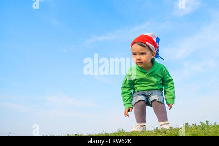 Adorabile ragazza del capretto di salto e divertimento all'aperto nella giornata di sole Foto Stock