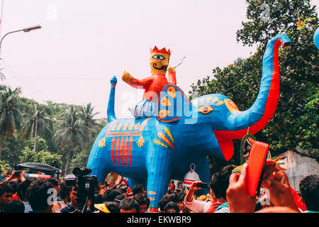 Dacca in Bangladesh. Xiv Apr, 2015. Persone accolgono il bengali nuovo anno 1422. Essi fare varie attività per celebrare la giornata. La notte prima del nuovo anno hanno illuminato il cielo lanterne e lampade inviato nell'acqua. La mattina li tenere manifestazioni culturali, indossare abiti di festa e di partecipare a molte funzioni per celebrare la giornata. Credito: Belal Hossain Rana/Pacific Press/Alamy Live News Foto Stock