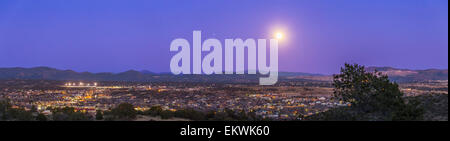 Febbraio 3, 2015 - La neve Full Moon Rising over Silver City, Nuovo Messico nell'inscurimento del crepuscolo. Giove, nei pressi di opposizione, ho Foto Stock