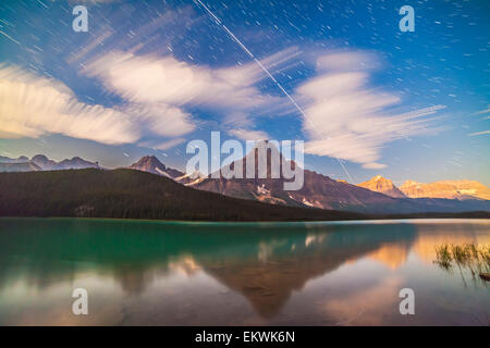 11 agosto 2014 - La Stazione Spaziale Internazionale passando da ovest a est (dal basso verso l'alto) oltre gli uccelli acquatici laghi e Mt. Chephre Foto Stock