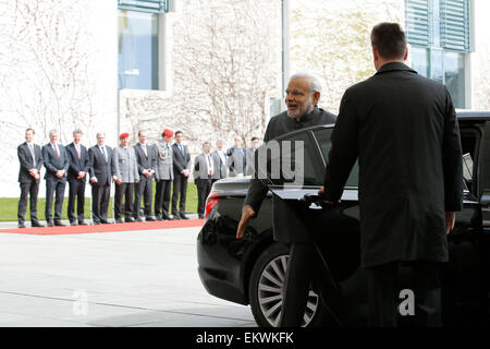 Berlino, Germania. Xiv Apr, 2015. Angela Merkel, cancelliere tedesco, accoglie il primo ministro indiano Narendra modi, con gli onori militari presso la cancelleria federale della Repubblica federale di Germania il 14 aprile 2015 a Berlino, Germania. / Immagine: Narendra Modi, Primo Ministro dell'India è accolto a Berlino. © Reynaldo Chaib Paganelli/Alamy Live News Credito: Reynaldo Chaib Paganelli/Alamy Live News Foto Stock