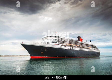 10.03.2014 RMS Queen Mary 2 è lasciando Port Adelaide, porto esterno, Sud Australia Foto Stock