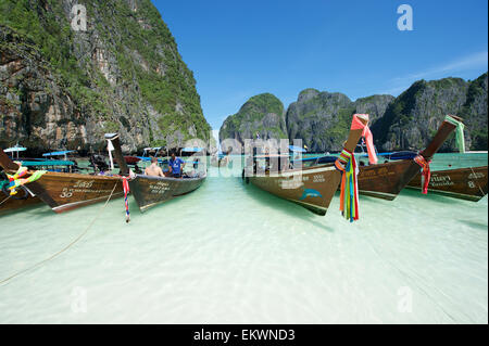 MAYA BAY, Tailandia - 12 novembre 2014: Drammatico geografia del Carso si eleva alto sopra le righe della tradizionale Thai longtail barche. Foto Stock