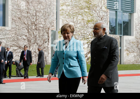 Berlino, Germania. Xiv Apr, 2015. Angela Merkel, cancelliere tedesco, accoglie il primo ministro indiano Narendra modi, con gli onori militari presso la cancelleria federale della Repubblica federale di Germania il 14 aprile 2015 a Berlino, Germania. / Immagine: Narendra Modi, Primo Ministro dell'India è accolto dal Cancelliere tedesco Angela Merkel a Berlino. © Reynaldo Chaib Paganelli/Alamy Live News Credito: Reynaldo Chaib Paganelli/Alamy Live News Foto Stock