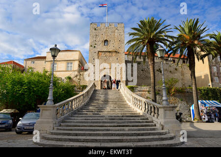 Terra e Gate Revelin Tower, l'entrata principale per la città vecchia di Korcula sulla costa dalmata della Croazia Foto Stock