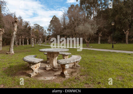 Cemento e pietra rotonda tavoli da picnic in un parco pubblico. Foto Stock