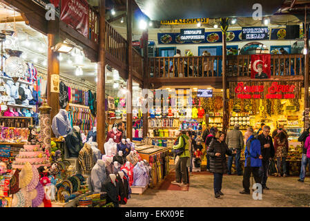 Shopping nel bazar tradizionale o mercato, Antalya città vecchia, Antalya, Regione Mediterranea, Turchia Foto Stock