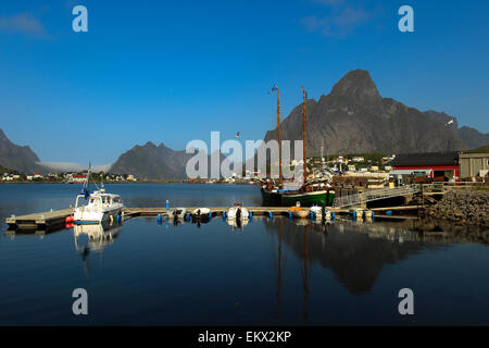 Villaggio di Pescatori di Reine, Isole Lofoten, Nordland, Norvegia, Scandinavia, Europa Foto Stock