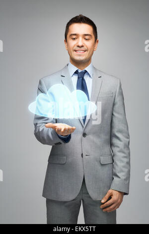 Happy businessman mostra virtuale proiezione cloud Foto Stock
