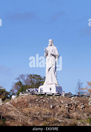 I turisti alla base della statua "Cristo de La Habana' 'Cristo di La Habana' statua che guarda sul porto di Havana a Cuba Foto Stock