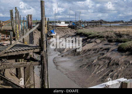 Vecchie barche ormeggiate lungo il torrente, banca di fiume Foto Stock