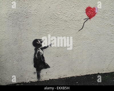 Un Banksy murale della ragazza con palloncino rosso sulla parete a brixham devon Foto Stock