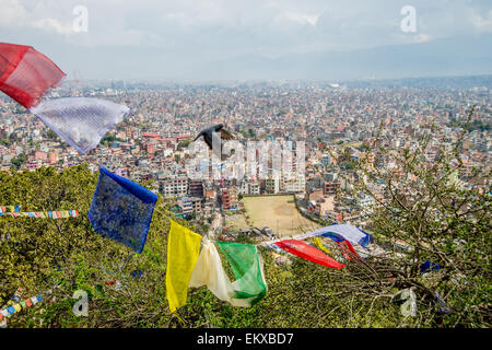Vista della valle di Kathmandu da swayambhunath tempio delle scimmie in Nepal con colorati bandiere di preghiera in primo piano Foto Stock