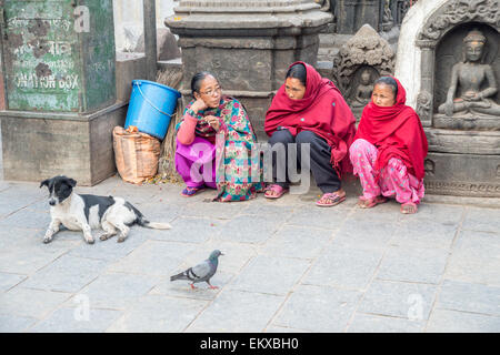 Tre donne nepalesi seduta a swayambhunath monkey temple a Kathmandu in Nepal Foto Stock