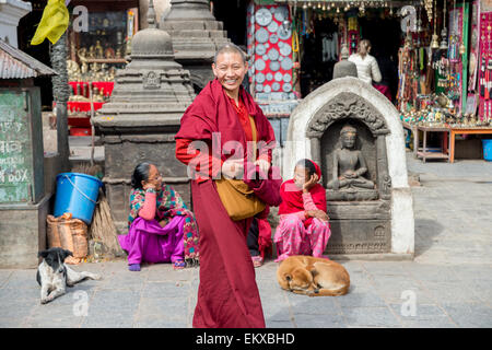 Kathmandu, Nepal - 3 marzo 2015: sorridente monaca buddista a swayambhunath Monkey Temple. Foto Stock