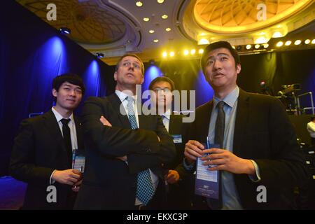 Kuala Lumpur, Malesia. Xiv Apr, 2015. Della Cina di soccer coach Alain Perrin (2 L) reagisce durante 2018 FIFA World Cup Russia qualificatori asiatici cerimonia di Kuala Lumpur in Malesia, il 14 aprile 2015. Credito: Chong Voon Chung/Xinhua/Alamy Live News Foto Stock