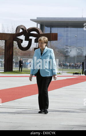 Berlino, Germania. Xiv Apr, 2015. Il cancelliere tedesco Angela Merkel si è congratulato con un soldato per il suo compleanno presso la cancelleria tedesca a Berlino, in Germania il 14 aprile 2015. Credito: Reynaldo Chaib Paganelli/Alamy Live News Foto Stock