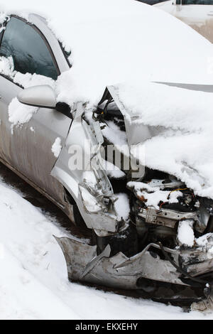 Auto frantumato in inverno Foto Stock