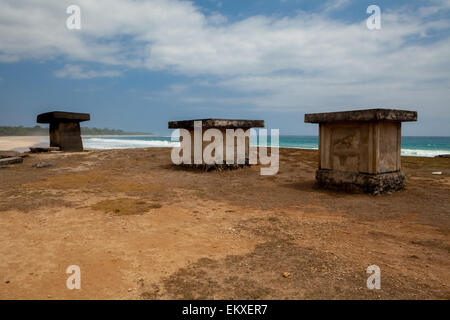 Tombe megalitiche sulla spiaggia nel villaggio tradizionale di Ratenggaro nel sud-ovest di Sumba, Nusa Tenggara orientale, Indonesia. Foto Stock