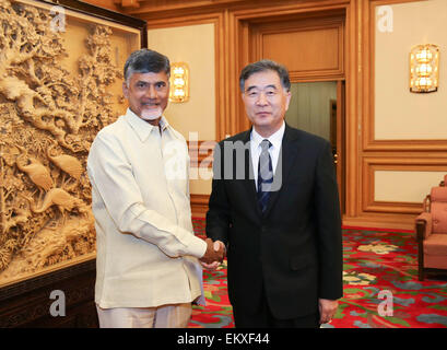 Pechino, Cina. Xiii Apr, 2015. Chinese Vice Premier Wang Yang (R) soddisfa con Nara Chandrababu Naidu, Chief Minister di Andhra Pradesh e presidente di Telugu Desam Party (TDP), a Pechino, capitale della Cina, 13 aprile 2015. © Ding Lin/Xinhua/Alamy Live News Foto Stock