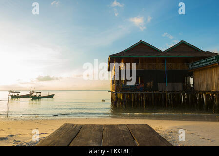 Tui sulla spiaggia di Koh Rong isola; Sihanoukville, Cambogia Foto Stock