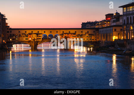 Ponte Vecchio di notte si riflette sul fiume Arno, Firenze, Toscana, Italia. Foto Stock