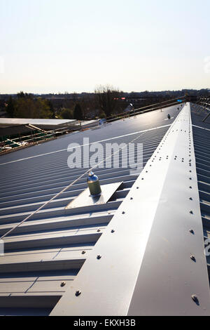 Giunzione permanente di una copertura con blocchi di arresto caduta e cavo di sicurezza Foto Stock