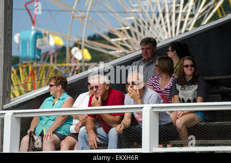 Gli spettatori nella visualizzazione orologio si erge il quattro-ox distanza tirare al Blue Hill Fair, Maine. Foto Stock