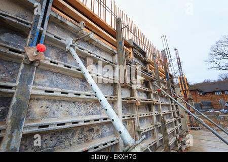Supportato formework intorno la colata di calcestruzzo mura sul sito di costruzione Foto Stock