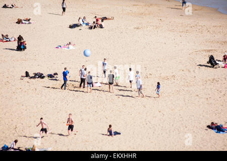 Bournemouth Dorset, Regno Unito 14 aprile 2015. I visitatori fanno la maggior parte del caldo clima soleggiato a Bournemouth Beach, Dorset, UK Credit: Carolyn Jenkins/Alamy Live News Foto Stock