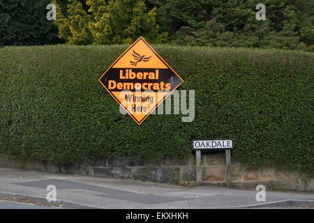 Harrogate, North Yorkshire, Regno Unito il 14 aprile 2015 il partito LibDem sta compiendo un forte sforzo per riconquistare la Harrogate e Knaresborough Ward, che hanno perso nel 2010 ad Andrew Jones (conservatore) da 1039 voti, con la manodopera distante un terzo. Harrogate e Knaresborough elezione generale Harrogate, North Yorkshire Regno Unito Foto Stock